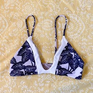 🌸 SOLD🌸 Acacia Pupukea Top in Black Elephant